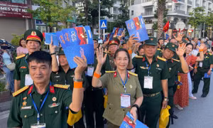 Đại biểu hân hoan tham dự chương trình nghệ thuật đặc biệt