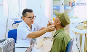 Phường Hồng Gai: Khám sức khỏe và cấp phát thuốc cho người có công và thân nhân liệt sĩ