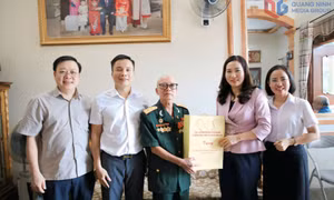 Trưởng Ban Tuyên giáo và Dân vận Tỉnh ủy thăm tặng quà người có công 