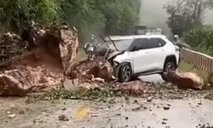 Đá lăn đè bẹp đầu ô tô ở Sơn La