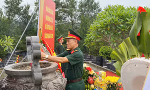 Lấy mẫu hài cốt liệt sĩ phục vụ giám định ADN tại Nghĩa trang Liệt sĩ Bình Liêu