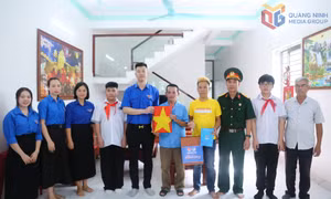 Trao tặng ảnh chân dung liệt sĩ phục dựng trong Dự án "Phục dựng 1.000 bức ảnh Thời hoa lửa"