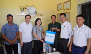 Đoàn đại biểu Quốc hội tỉnh thăm, tặng quà người có công tại phường Đông Mai, Quang Hanh