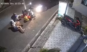 Truy tìm tài xế ô tô lấn làn tông xe máy chở 2 trẻ nhỏ rồi bỏ chạy