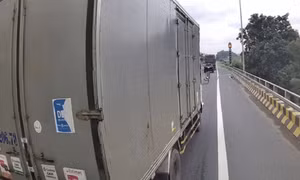 Phạt tài xế xe tải vượt ẩu trên Quốc lộ 1 từ phản ánh qua ứng dụng VNeTraffic