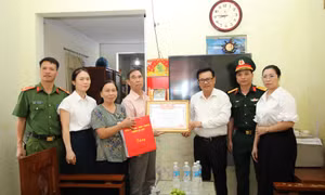  Đảng ủy, HĐND, UBND, Ủy ban MTTQ phường Hạ Long thăm, tặng quà người có công với cách mạng