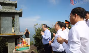 Đồng chí Bí thư Tỉnh ủy và đoàn công tác dâng hương tại Đài tưởng niệm liệt sĩ trên Cao Ba Lanh