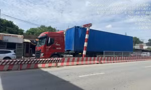 Ba xe tải liên tiếp tông sập khung bảo vệ cầu đường sắt Hóa An (Đồng Nai)