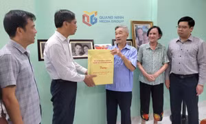 Phó Chủ tịch Thường trực UBND tỉnh Vũ Văn Diện thăm, tặng quà tri ân người có công tại phường Hiệp Hòa, Hà An