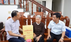Trưởng Ban Nội chính Tỉnh ủy Dương Mạnh Cường thăm, tặng quà người có công trên địa bàn tỉnh
