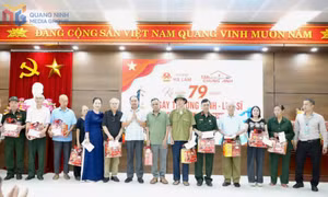 Trao 66 suất quà tri ân người có công với cách mạng tại phường Hà Lầm