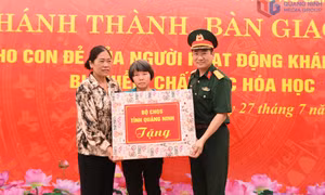 Bàn giao nhà tình nghĩa cho thân nhân người hoạt động kháng chiến bị nhiễm chất độc hóa học