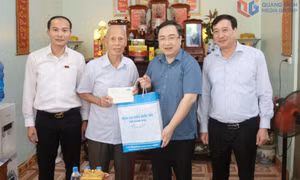 Đoàn ĐBQH tỉnh thăm, tặng quà người có công tại đặc khu Vân Đồn