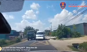 Gia Lai: “Vượt ẩu” gây nguy hiểm cho người đi đường, lái xe tải van bị xử lý nghiêm