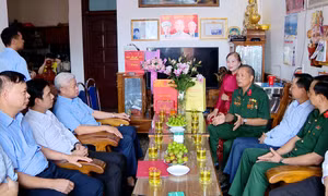 Thứ trưởng Bộ Nội vụ thăm, tặng quà người có công với cách mạng tại Quảng Ninh