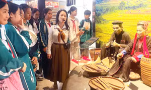 Để trẻ em thêm yêu bản sắc dân tộc