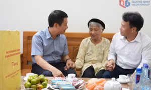 Đồng chí Phó Chủ tịch Thường trực HĐND tỉnh thăm, tặng quà người có công