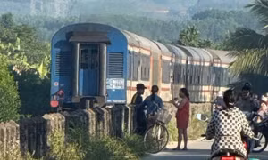 Băng qua lối đi tự mở, người phụ nữ ở Quảng Ngãi bị tàu hỏa tông tử vong