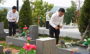 Đảng ủy HĐND tỉnh dâng hương tưởng niệm các Anh hùng liệt sĩ