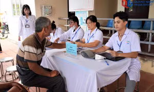 Điều trị bệnh sán lá gan nhỏ và khám sức khỏe toàn dân tại phường Liên Hòa