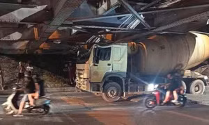 Xe trộn bê tông mắc kẹt dưới gầm cầu Long Biên