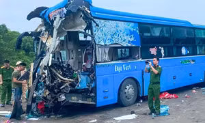 Xe khách tông đuôi ô tô tải trên cao tốc Nội Bài - Lào Cai, 4 người thương vong
