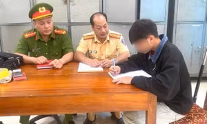 Lào Cai: Con đi xe máy bốc đầu, bố bị xử phạt
