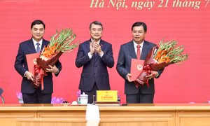 Thủ tướng trao quyết định giao Quyền Bộ trưởng Bộ Nội vụ và bổ nhiệm Thứ trưởng Thường trực Bộ Dân tộc và Tôn giáo