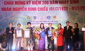 Sách thư pháp 'Nguyễn Đình Chiểu thi tuyển' xác lập kỷ lục thế giới