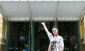 Miss Earth 2020 dạo chợ Bến Thành