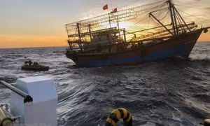 Ứng cứu hai tàu cá bị chìm khi di chuyển tránh bão số 1