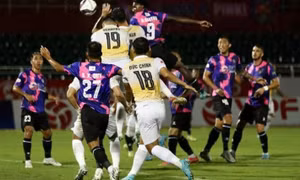 Ngôi sao V.League tái hiện bàn thắng bằng tay của Maradona
