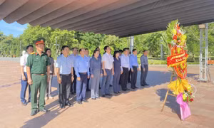 Đoàn đại biểu tỉnh Quảng Ninh dâng hương tại Khu di tích quốc gia đặc biệt Thành cổ Quảng Trị