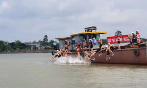 124 VĐV tham gia Hội bơi vượt sông truyền thống Bạch Đằng tỉnh Quảng Ninh năm 2022