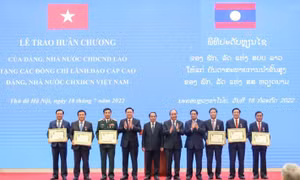 Lãnh đạo cấp cao Việt Nam nhận Huân chương cao quý của Nhà nước Lào