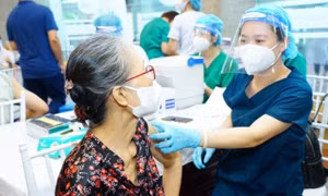 Thủ tướng chỉ đạo đẩy nhanh tiêm vaccine phòng COVID-19 mũi 3, mũi 4
