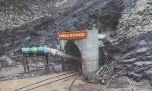 Bị lũ cuốn, công nhân mắc kẹt trong đường hầm dài 200m ngập nước ở Điện Biên