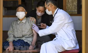 Nhật Bản trả trợ cấp cho ca tử vong đầu tiên do tiêm vaccine COVID-19