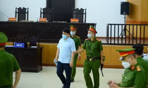 Ông Nguyễn Đức Chung nộp bệnh án và 85 bằng khen, giấy khen đến tòa án