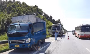 Dừng đỗ tại làn khẩn cấp trên cao tốc, một tài xế bị xe tải đâm tử vong