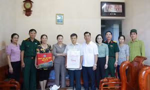 Phó Chủ tịch Thường trực HĐND tỉnh thăm, tặng quà gia đình chính sách tại huyện Tiên Yên
