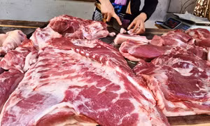 Nghịch lý: Giá xăng giảm nhưng giá hàng hóa, thực phẩm vẫn "phi mã"