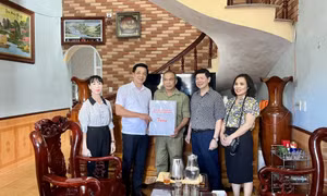 Chủ tịch Uỷ ban MTTQ tỉnh thăm, tặng quà 27/7 tại huyện Ba Chẽ