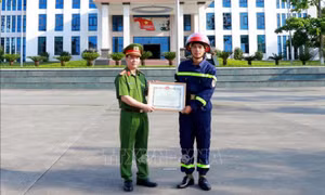 Khen thưởng chiến sỹ giải cứu hơn 100 học sinh trong đêm mưa lũ