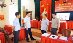 Phó Bí thư Thường trực Tỉnh ủy kiểm tra công tác chuẩn bị đại hội chi bộ trực thuộc Đảng bộ cơ sở tại TX Quảng Yên