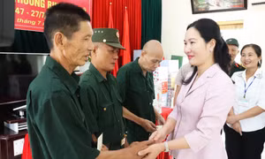 Thăm hỏi, tặng quà người có công Quảng Ninh ở Trung tâm điều dưỡng thương binh tại các tỉnh