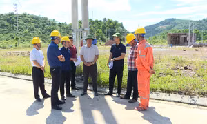Tháo gỡ khó khăn về điện sinh hoạt cho người dân khu tái định cư xã Đoàn Kết, huyện Vân Đồn