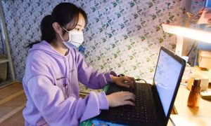 Học sinh phổ thông thuộc hộ nghèo được hỗ trợ máy tính bảng