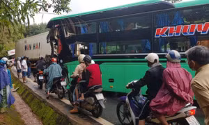 Xe khách va chạm xe đầu kéo trên đường Hồ Chí Minh: Tài xế tử vong tại chỗ