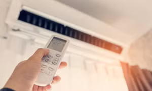 Chuyên gia mách bạn cách nằm điều hòa để không bị đau họng